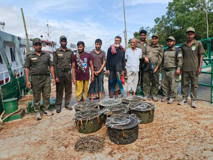 নিষেধাজ্ঞা অমান্য করেই সুন্দরবনে অবাধ অনুপ্রবেশ